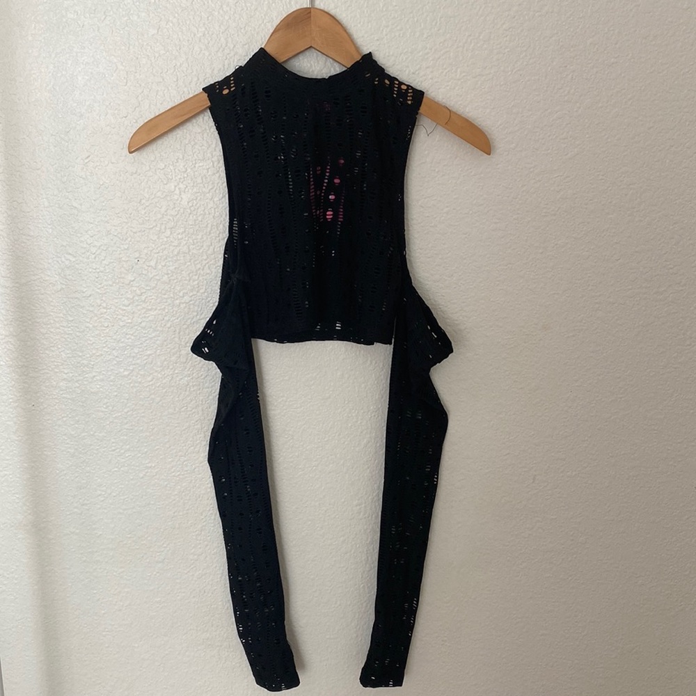 black open shoulder top with sleeves from edikted